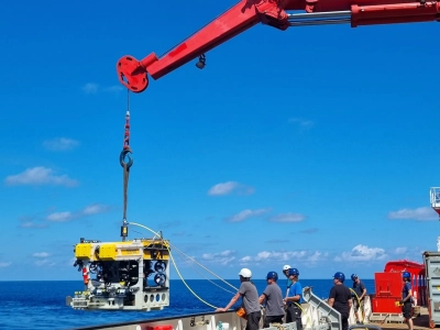 Das Aussetzen des ROV MARUM SQUID erfordert ein koordiniertes Zusammenarbeiten zwischen Brücke, Decksmannschaft und ROV Team. Foto: MARUM – Zentrum für Marine Umweltwissenschaften, Universität Bremen; C. Wienberg
