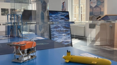 Abbildung zeigt Innenbereich der Ausstellung "3688 unter dem Meeresspiegel", konzipiert vom MARUM. 