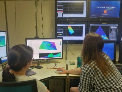 Evgenia und Alissa bedienen das Fächerecholotsystem im Hydroakustik-Labor. Foto: MARUM – Zentrum für Marine Umweltwissenschaften, Universität Bremen