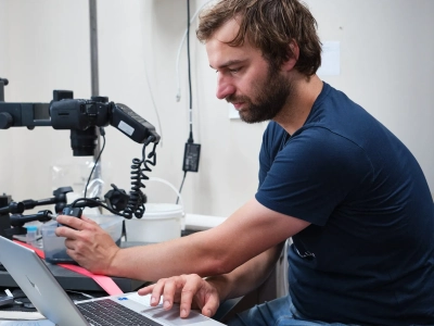 Severin macht detaillierte Fotografien der Korallen. Foto: T. Kalvelage