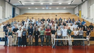 Abbildung zeigt: Knapp 100 der insgesamt 150 Wissenschaftler:innen der mareXtreme Forschungsmission nahmen an dem Treffen teil.  Foto: Andrea Geipel