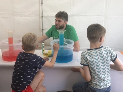 Abbildung zeigt Versuch Ozeanversauerung. Explore Science 2024. Foto: MARUM – Zentrum für Marine Umweltwissenschaften, Universität Bremen; U.Prange