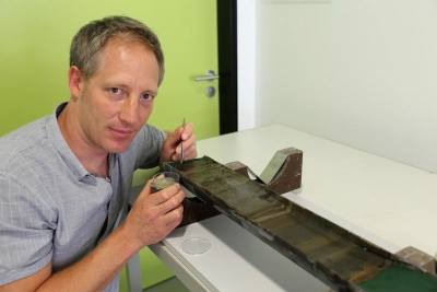 Jérôme Kaiser vom Leibniz-Institut für Ostseeforschung Warnemünde ist Experte für die Analyse von Umweltproxies in Sedimentbohrkernen aus dem Meer, mit deren Hilfe man die Umweltbedingungen in der Erdvergangenheit rekonstruieren kann. Foto: IOW / K.Beck