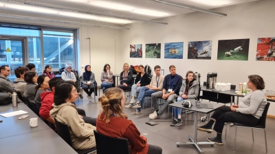 Nachwuchsforschende des DFG-Schwerpunktprogramms „Tropische Klimavariabilität & Korallenriffe“ (SPP 2299) und internationale Gäste auf einem Workshop zum Thema „Navigating academic publishing and thriving in academia“, organisiert von Nathalie Goodkin (American Museum of Natural History, New York) und Jessica Hargreaves, Postdoc im SPP 2299 Koordinationsteam am MARUM. Foto: Thomas Felis