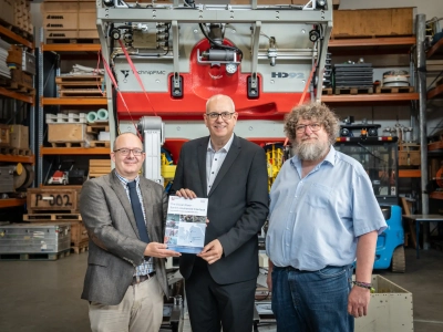 Heiko Pälike, Sprecher des neu beantragten Clusters, Bremens Bürgermeister Andreas Bovenschulte und Helmut Hillebrand, Institut für Chemie und Biologie des Meeres (ICBM), Carl-von-Ossietzky Universität Oldenburg und Direktor, Helmholtz-Institut für Funktionelle Marine Biodiversität an der Universität Oldenburg (HIFMB), präsentieren den Antrag für die Exzellenzförderung. Foto: Annemarie Popp / Universität Bremen