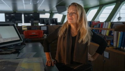 Antje Boetius, Direktorin des Alfred-Wegener-Instituts, auf der Brücke der POLARSTERN im Nordpolarmeer während der Expedition ArcWatch-1. Im Frühjahr wechselt Boetius ans renommierte MBARI in den USA, bleibt aber eng mit dem MARUM und der Universität Bremen verbunden. Foto: Alfred-Wegener-Institut / Esther Horvath