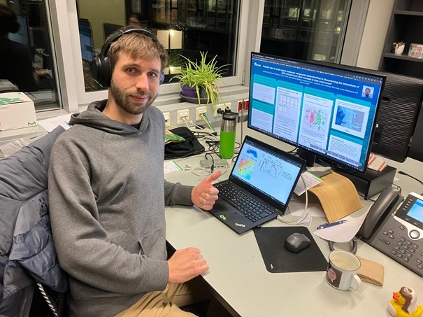 Lennart in front of his iPoster