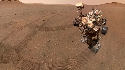 Der Marsrover Perseverance der NASA hat ein Selfie mit einigen der zehn Probenröhrchen gemacht, die er in einem Probendepot abgelegt hat. Das Depot ist ein wichtiger Meilenstein in der NASA-ESA-Kampagne zur Rückführung von Mars-Proben, die darauf abzielt, Mars-Proben zur näheren Untersuchung auf die Erde zu bringen. Das Depot dient als Backup, falls Perseverance seine Proben nicht an einen zukünftigen Landeroboter liefern kann. Foto: NASA/JPL-Caltech/MSSS 