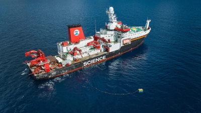 Das Forschungsschiff SONNE und der ferngesteuerte Tauchroboter MARUM-SQUID im Einsatz während der Expedition SO306 im West-Indik. Foto: Tim Kalvelage