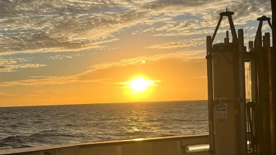 Sogenannter Mariner Schnee war ein Forschungsgegenstand während der Expedition. Um diese organischen und anorganischen Partikel, die in der Wassersäule schweben, zu untersuchen, benötigen die Forschenden "Marine Schneefänger", wie sie hier an Bord des Forschungsschiffes stehen. Foto: Florian Pohl, Universität Bayreuth