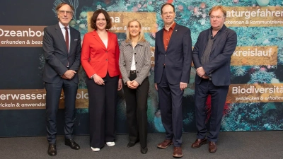 Staatssekretär Karl-Eugen Huthmacher (BMBF), Senatorin Kathrin Moosdorf, Uni-Rektorin Jutta Günther, MARUM-Direktor Kai-Uwe Hinrichs, Architekt Jens Kruse. Foto: Universität Bremen/ Jens Lehmkühler