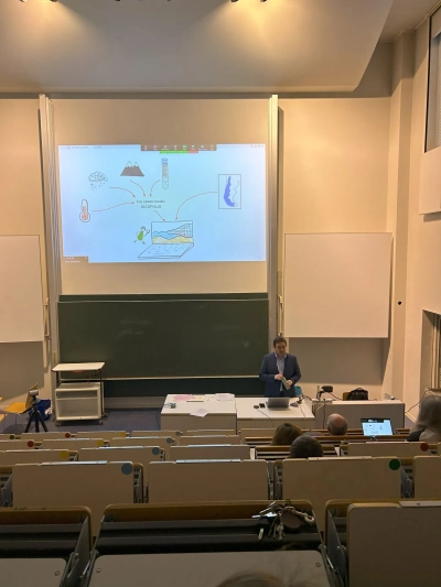 Andrés standing in the lecturer hall during his colloquium