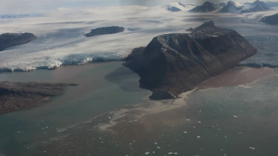 Gletscherabfluss in den arktischen Kongsfjord auf Svalbard, Norwegen. Der Abfluss ist aufgrund der hohen Konzentration von Schwebstoffen als braune Farbe im Wasser zu erkennen. Je nach Sediment und organischem Material im Schmelzwasser verändert sich die elementare Zusammensetzung der Wassersäule drastisch. Das wiederum wirkt sich auf die lebensraumbildenden Makroalgen aus, die die Grundlage des arktischen Nahrungsnetzes bilden.