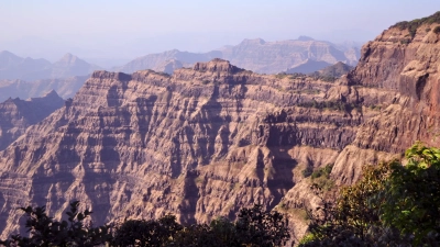 Mächtige Basaltgesteinsabfolgen der westindische Dekkan Trapp-Vulkangesteine. Foto: Blair Schoene, Princeton University