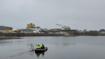 Im Schlauchboot sitzend kontrollieren Sebastian Meckel und seine Kolleg:innen den Hafentest des MARUM-Wave Gliders. Foto: MARUM – Zentrum für Marine Umweltwissenschaften, Universität Bremen