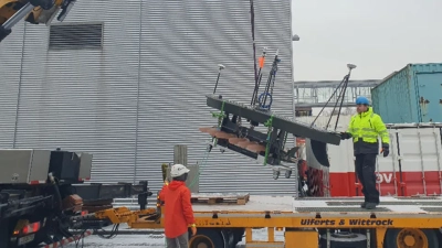 Das autonome Oberflächen-Fahrzeug MARUM-Wave Glider wird am MARUM verladen. Foto: MARUM – Zentrum für Marine Umweltwissenschaften, Universität Bremen