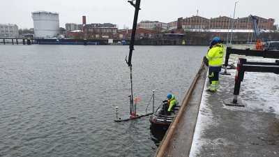 Das autonome Oberflächen-Fahrzeug MARUM-Wave Glider wird im Bremer Industriehafen ins Wasser gelassen. Foto: MARUM – Zentrum für Marine Umweltwissenschaften, Universität Bremen