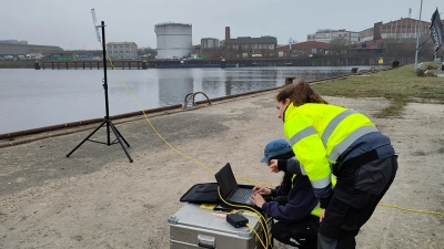 Abbildung zeigt Monja Daub und ihre Kolleg:innen kontrollieren den Hafentest vom Ufer aus. Über einen Computer werden die Oberflächenfahrzeuge gesteuert. Foto: MARUM – Zentrum für Marine Umweltwissenschaften, Universität Bremen