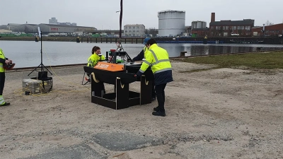 Das unbemannte Oberflächenfahrzeug (USV) MARUM-OTTER wird zum Aussetzen im Wasser vorbereitet. Foto: MARUM – Zentrum für Marine Umweltwissenschaften, Universität Bremen