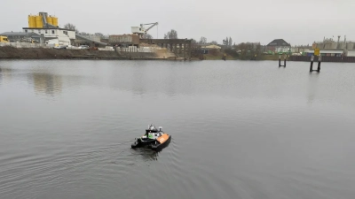 Das unbemannte Oberflächenfahrzeug (USV) MARUM-OTTER im Hafenbecken des Bremer Industriehafens. Foto: MARUM – Zentrum für Marine Umweltwissenschaften, Universität Bremen