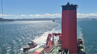 Blick vom Peildeck auf unsere schwimmende Hightech-WG – Kurs: Wissenschaft! (Und Wellington winkt zum Abschied.) Foto: Joely Maak