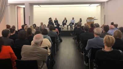 Tauschten ihre Standpunkte aus und beantworteten Fragen aus dem Publikum: Marion Langenbach (Senatorischen Behörde für Umwelt, Klima und Wissenschaft), Lena Lankenau (bremenports GmbH & Co. KG), Prof. Dr. Ben Marzeion (Universität Bremen), und Prof. Dr. Gudrun Massmann (Universität Oldenburg). Foto: MARUM – Zentrum für Marine Umweltwissenschaften, Universität Bremen; U. Prange
