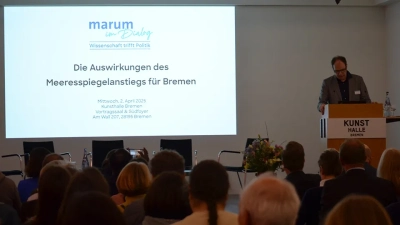 Abbildung zeigt die Begrüßung durch MARUM-Direktor Prof Dr. Kai-Uwe Hinrichs 