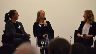 Lena Lankenau, bremenports GmbH & Co. KG, beantwortet Fragen aus dem Publikum während der Podiumsdiskussion. Foto: MARUM – Zentrum für Marine Umweltwissenschaften, Universität Bremen; U.Prange