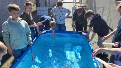 Nach dem Bau von Un­ter­was­ser­gli­dern wurden die phy­si­ka­li­schen Prin­zi­pi­en des Auf­triebs im Pool ausgetestet. Foto: MARUM – Zentrum für Marine Umweltwissenschaften, Universität Bremen, M.Pätzold