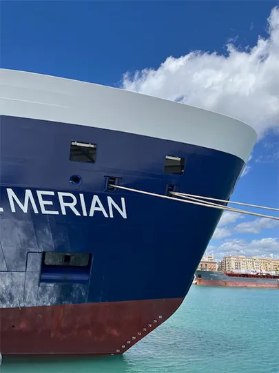 Abbildung zeigt den Bug des Forschungsschiffs MARIA S. MERIAN im Hafen von Malaga. 
