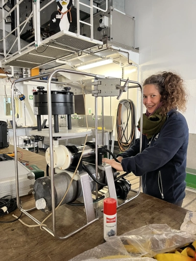 Abbildung zeigt Pauline Cornard bereitet die In-situ-Pumpe vor, die zum Auffangen von Partikeln im Wasser verwendet wird.