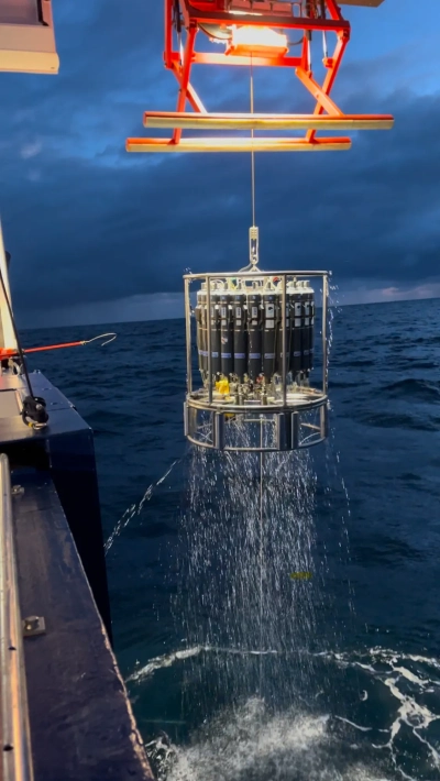 Die CTD misst Profile von Salzgehalt, Temperatur, Sauerstoff, Trübung und Chlorophyll über die gesamte Wassertiefe und die Niskin-Flaschen ermöglichen es uns, Wasser aus bestimmten Tiefen an Bord zu bringen.