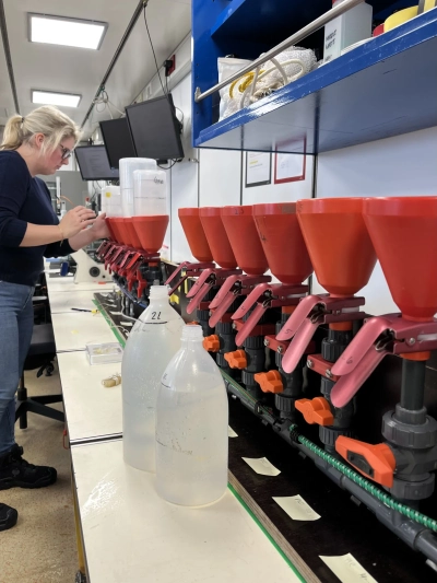 Abbildung zeigt Anja Seebeck filtert das Wasser aus der CDT in der Filtrationsstation.