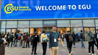 Lennart Stock infront of the entrance of the EGU