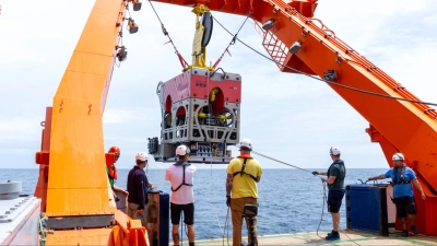 Der neue Tauchroboter MARUM-QUEST 5000 kurz vor seinem ersten Tauchgang im Nordatlantik.  Foto: MARUM – Zentrum für Marine Umweltwissenschaften, Universität Bremen; M. Schröder