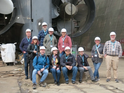 Die Besuchergruppe vor den Schiffsschrauben der POLARSTERN, Foto: MARUM – Zentrum für Marine Umweltwissenschaften, Universität Bremen, G. Bohrmann