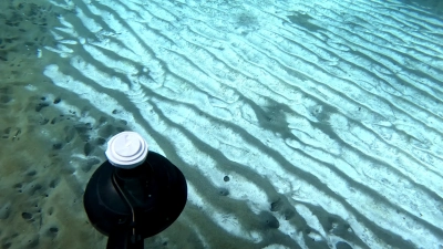 Bild von einem hydrothermalen Feld, aufgenommen mit dem BlueROV, mit einem Greifer zur Entnahme von Sedimentproben. Foto: MARUM – Zentrum für Marine Umweltwissenschaften, Universität Bremen
