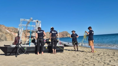 Abbildung zeigt Aufstellung des „Busy Beavers“ (fleißigen Biber) am Strand von Milos. Foto: MARUM – Zentrum für Marine Umweltwissenschaften, Universität Bremen; S. Bühring