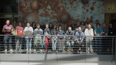 Die Projektteilnehmer:innen posieren für das Gruppenfoto in der MARUM. Foto: GEOMAR