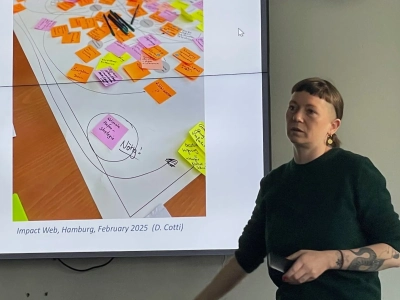 Greta Dekker (UNU-EHS) explains the impact of linked risks on ecosystems and how their assessment helps to adapt to extremes and take relevant decisions. Photo: MARUM – Center for Marine Environmental Sciences, University of Bremen