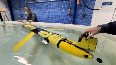 Das Team vor Ort testet den Unterwassergleiter in einem Wasserbecken. Foto: Carlos Barrera