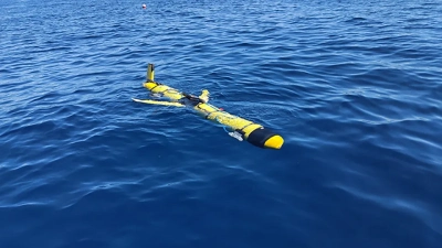 Abbildung zeigt Only after the successful pool tests is the vehicle released into the open water - but first connected with a safety line. Photo: MARUM – Center for Marine Environmental Sciences, University of Bremen; D. Gregorek