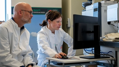 Dr. Vera Meyer (rechts) und Dr. Enno Schefuß diskutieren am präparativen Gas-Chromatographen die Isolierung von organischen Verbindungen. Foto: MARUM – Zentrum für Marine Umweltwissenschaften, Universität Bremen; V. Diekamp