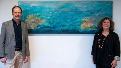 State Councillor Irene Strebl and MARUM Director Kai-Uwe Hinrichs in front of the painting “shadow 6” by Paul Sinus. During her time as head of the directorate at GEOMAR Helmholtz Center for Ocean Research Kiel, the work hung in her office. Photo: MARUM – Center for Marine Environmental Sciences, University of Bremen; V. Diekamp