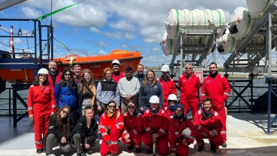 Das Wissenschafts- und ECORD Science Operator-Team der ersten Rotation an Bord des Hubschiffs L/B Robert. Es wird bis August das Zuhause der Expeditionsteilnehmenden sein. Foto: Everest, ECORD_IODP3_NSF