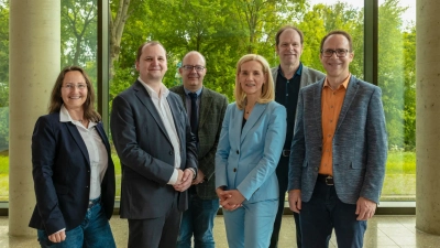 Professorin Kirsten Tracht, designierte Co-Sprecherin des Exzellenzclusters „Die Marsperspektive“, Professor Michal Kucera, Konrektor für Forschung und Transfer, Professor Heiko Pälike, designierter Sprecher des Exzellenzclusters „Der Ozeanboden“, Professorin Jutta Günther, Rektorin der Universität Bremen, Direktor des MARUM Professor Kai-Uwe Hinrichs, Professor Marc Avila, designierter Co-Sprecher des Exzellenzclusters „Die Marsperspektive“ (v.l.). Foto: Matej Meza / Universität Bremen