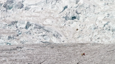 Feldarbeiten zur Messung der Massenbilanz auf dem Gletscher Shallap in Peru. Foto: Universität Bremen, Ben Marzeion