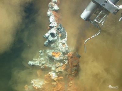 The figure shows sampling of a hot, iron-rich hydrothermal fluid with ROV Quest (MARUM) for biogeochemical studies.