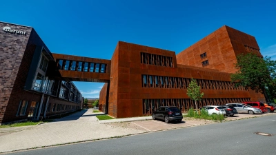 MARUM I building on the right and the newly established building of the Center for Deep Sea Research (Zentrum für Tiefseeforschung, ZfT) on the left. The conference room is situated in the ZfT building. Photo: MARUM – Center for Marine Environmental Sciences, University Bremen; V. Diekamp