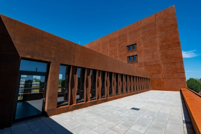 An die Galerie schließt eine große Terrasse an.